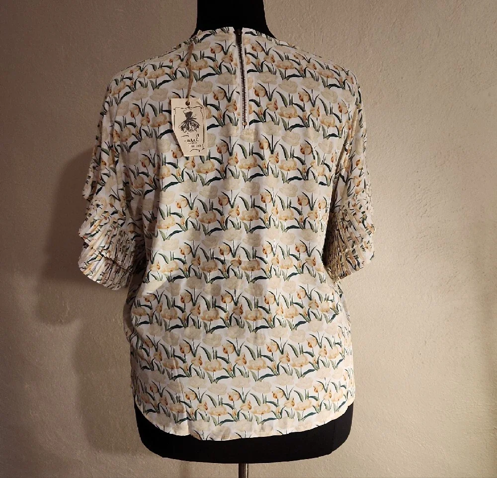 Easel Women's Cream Yellow Floral Short Sleeve Blouse Size Large NWT - Picture 3 of 8